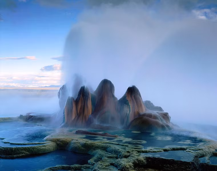  Fly Geyser thuộc sở hữu tư nhân. Người chủ của nó đã làm hàng rào dây théo gai và cổng vào trang trại luôn bị khóa với một số kim loại bằng điện để đè phòng những kẻ trộm. Nơi đây rất hiếm khi mở cửa cho công chúng vào xem. Tuy nhiên, họ thường đứng từ con đường gần đó để chiêm ngưỡng cảnh quan tuyệt đẹp giống như chỉ có trong phim ảnh này.