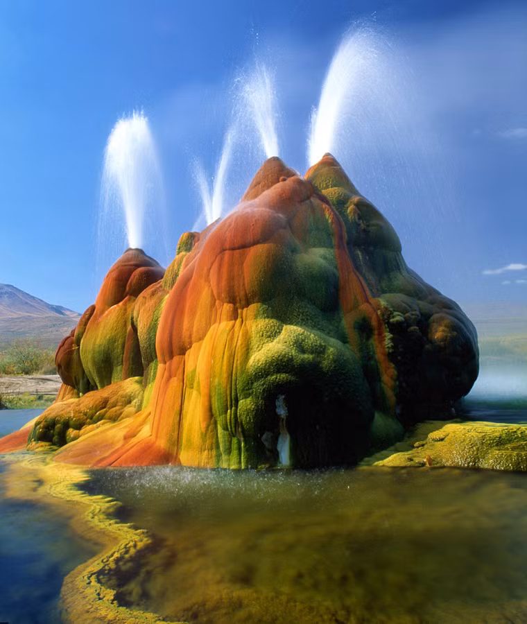  Khi đến nơi đây tham quan, khám phá, du khách như lạc vào trong một bộ phim khoa học viễn tưởng. Người ta hoàn toàn có thể nhìn thấy nó khi đến sa mạc Nevada. Nó cách Gerlach, Washoe County khoảng 20 dặm về phía Bắc. 