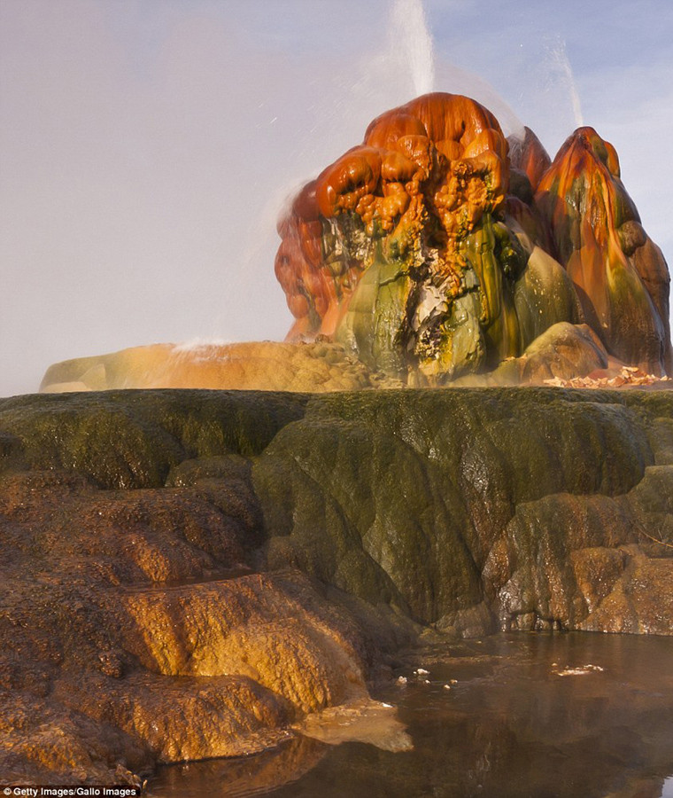  Thỉnh thoảng, những mạch nước phun tạo thành cầu vồng tuyệt đẹp do những khoáng chất có trong nước kết hợp với oxy trong không khí đã tạo nên quang cảnh tuyệt vời, có 1-0-2.