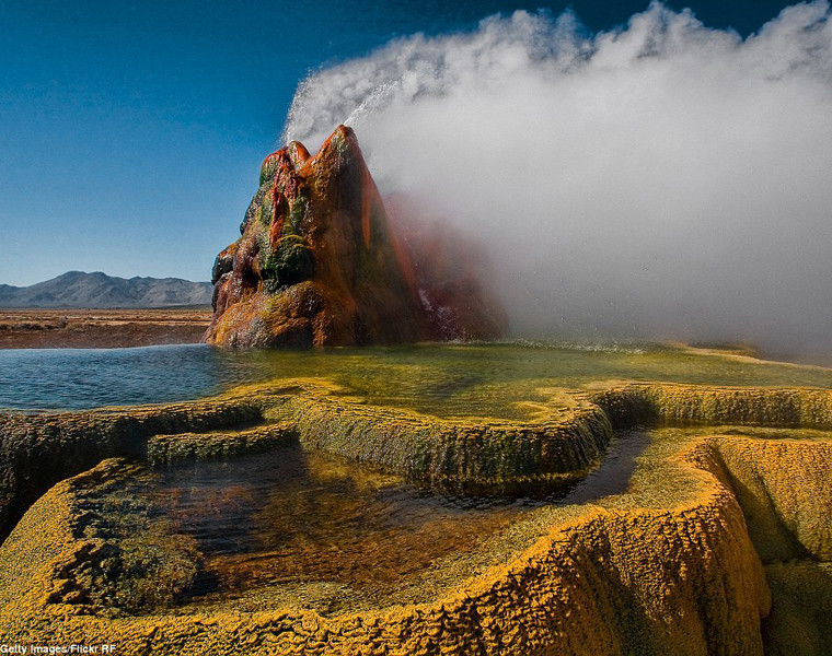 David Jamison, người cung cấp tour du lịch cho khách tham quan đến Fly Geyser cho biết: "Tôi muốn nhiều người có thể chiêm ngưỡng cảnh đẹp nơi đây. Màu sắc của nước cũng thay đổi liên tục theo mùa. Khi nhìn thấy nó lần đầu tiên, tôi thấy nó không lớn lắm. Nhưng dần dần nó cuốn hút tôi giống như là vùng đất ma thuật. Nơi đây không có máy bay đây hoặc xe hơi. Đây là vùng đất hòa bình và yên tĩnh với nhiều ngọn núi đẹp xung quanh. Thêm vào đó, mọi người sẽ nghe được âm thanh của nước".