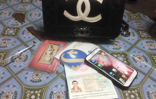 Những kỷ vật của chị Ngân được cảnh sát Hàn Quốc trao lại cho gia đình.