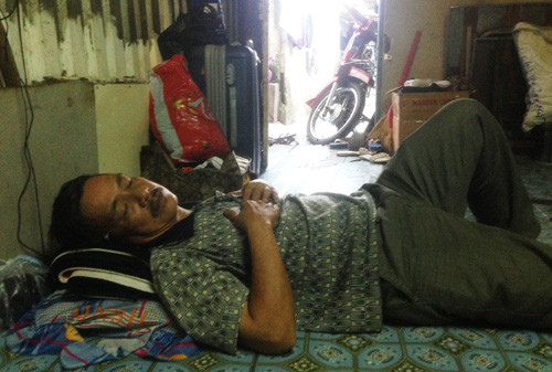 Người cha già ủ rũ sau khi đón nhận hài cốt của con được đưa về từ xứ người.