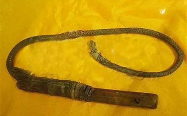  Roi gân bò: Đời Tống, Minh, Thanh, những người phụ nữ trong hậu cung mắc tội thông dâm hoặc kháng mệnh sẽ bị lột trần, dùng trượng hình tra tấn (trượng hình là hình thức dùng roi hoặc gậy đánh vào người). Roi gân bò cũng được tú bà trong các lầu xanh áp dụng với những kĩ nữ khi họ không chịu nghe lời. 