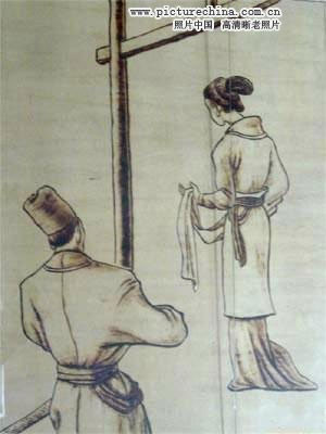  Treo cổ: Thời cổ đại, người phụ nữ phạm tội ngoại tình tùy thân phận mà bị áp dụng các biện pháp trừng phạt như được ban rượu độc, ban kiếm, dải lụa hay dây thừng để tự vẫn. Các quả phụ thường được ban một dải lụa.