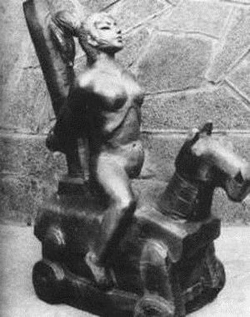 Dương vật bằng gỗ trên yên ngựa sẽ cắm qua âm đạo cho đến tử cung. Khi ngựa chạy, dương vật gỗ sẽ va đập mạnh trong âm hộ khiến người phụ nữ phạm tội bị chảy máu, đau đớn và kêu la thảm thiết. Nếu không chết, người đó cũng bị tàn tật suốt đời. 