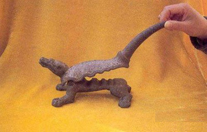  Kẹp ngón tay: Đây là công cụ tra tấn phổ biến nhất thời cổ đại. Những người phụ nữ bị nghi ngờ ngoại tình sẽ phải đặt 4 ngón tay vào rồi bị ép chặt xuống. Có câu "Thập chỉ liên tâm" (Mười ngón tay liền với tim), khi người phụ nữ quá đau đớn mà ngất đi sẽ lại bị giội nước lạnh cho tỉnh lại để chịu sự đau đớn. Hình thức ép ngón tay này được sử dụng phổ biến đời Đường, Tống, Minh, Thanh.