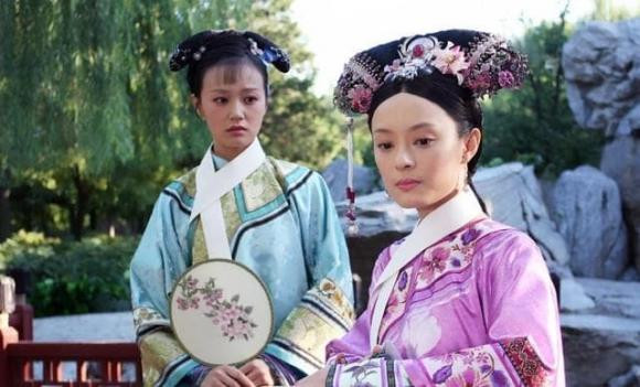  Cuộc sống trong cung không hề thư thái, thoải mái như chúng ta tưởng. Theo sử sách xưa của Trung Quốc ghi chép, các quy tắc trong triều đình luôn khắt khe. Đặc biệt là các quy tắc của triều đại nhà Thanh, chúng vô cùng rườm rà, kể cả hoàng đế hay các phi tần đều phải tuân thủ nghiêm ngặt.