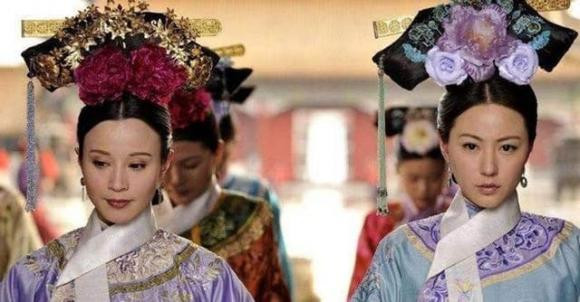  So với các phi tần bị đày vào lãnh cung, cuộc sống của một phi tần bình thường không được đối xử ưu ái cũng không hề dễ chịu. Các phi tần trong hậu cung thường ngày đều dậy sớm, tắm rửa sạch sẽ và đến vấn an thái hậu, hoàng hậu. Tất cả các phi tần phải ngồi cùng nhau để nghe lời chỉ dạy của chủ hậu cung.