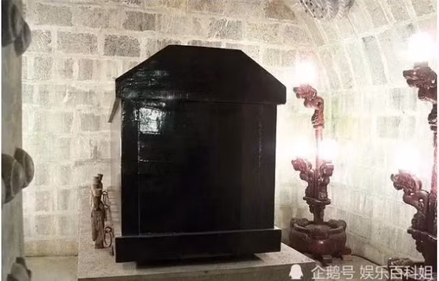 Dot nhap lang mo Bao Cong, ten trom phat hien bi mat dong troi-Hinh-3