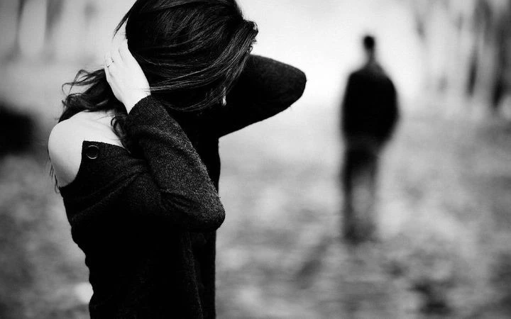  Mặt khác, tháng cô hồn nhiều năng lượng âm, mưa gió sụt sùi, sầu thảm.. thì những bức ảnh đen trắng, nhợt nhạt bị cho là sẽ thu hút năng lượng âm, ảnh hưởng tới trường khí phong thủy nhà ở – nhất là nơi đặt ảnh đen trắng thuộc vị trí cần dương khí sẽ gây bất lợi cho gia chủ.