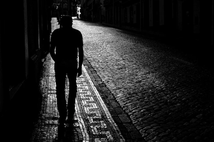  Theo chuyên gia phong thủy Hà Thanh, về chuyện những vòng tròn ánh sáng mà một số người chụp được, các nhà khoa học đã cho rằng nếu ở nơi hội tụ 3 yếu tố gồm hơi nước (hoặc sương, hạt mưa - là những giọt nước li ti); kính (gương) hoặc thấu kính; ánh sáng - thì chụp ảnh ban đêm sẽ gây hiệu ứng phản xạ quang học đơn giản phản chiếu khi đèn flash nháy - chứ không phải là "bóng vong, người âm" như đồn đoán.