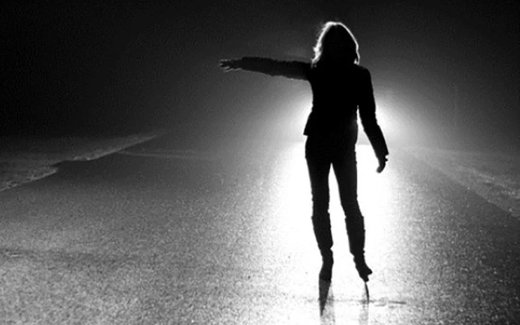 Hiện tượng này dễ quan sát nhất vào chập tối có đèn đường, trăng sao, kính bị dính nước, hoặc trời mưa… Các giọt nước li ti phản chiếu ánh sáng đèn đường, đèn flash… khiến ảnh nhòe đi, hoặc ảnh chụp cái mạng nhện lóe sáng như "linh hồn" lơ lửng giăng ngang, dọc.