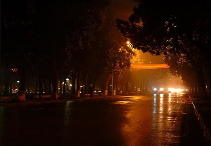 Đã có thực nghiệm bằng cách cho những giọt nước bám trên bề mặt thấu kính, có ánh sáng hắt ra từ phía xa, tùy góc độ máy ảnh với giọt nước mà hiệu ứng ánh sáng, độ nhòe, màu sắc phản chiếu ánh đèn mà thành màu khác nhau.