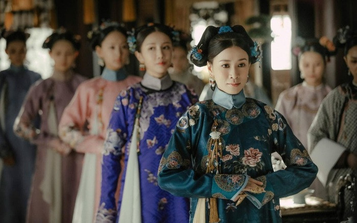 Trong "Hậu cung Chân Hoàn truyện", Kính Phi từng nói trong cung có bao nhiêu gạch ngói, đủ chứng minh cuộc sống thường ngày của các phi tần trong hậu cung nhàm chán đến mức nào, và về cơ bản họ đã trải qua những ngày tháng buồn tẻ trong cung. 