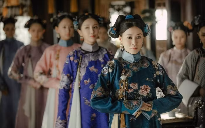 Trong "Hậu cung Chân Hoàn truyện", Kính Phi từng nói trong cung có bao nhiêu gạch ngói, đủ chứng minh cuộc sống thường ngày của các phi tần trong hậu cung nhàm chán đến mức nào, và về cơ bản họ đã trải qua những ngày tháng buồn tẻ trong cung. 