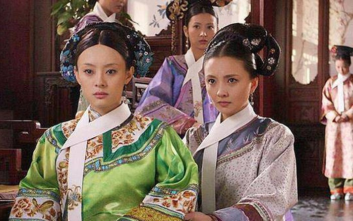 Rõ ràng trong cung không có chút tự do cá nhân nào, bất cứ ai bước vào đều phải "bỏ" gốc rễ và sống một cuộc sống phục tùng.