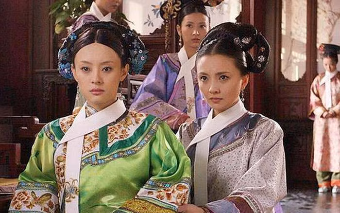 Rõ ràng trong cung không có chút tự do cá nhân nào, bất cứ ai bước vào đều phải "bỏ" gốc rễ và sống một cuộc sống phục tùng.