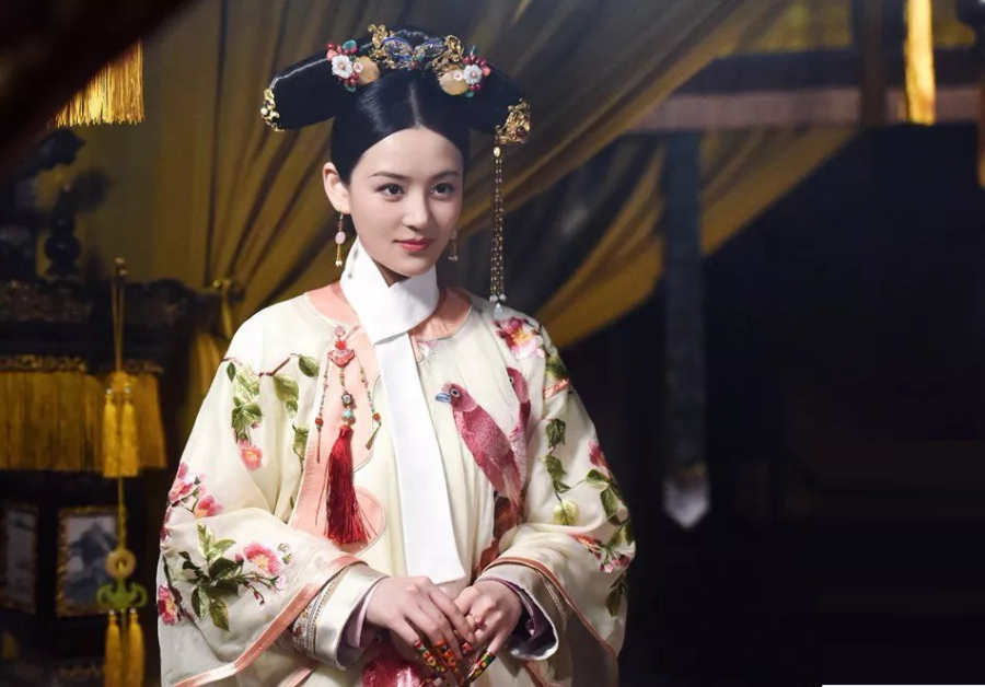 Hậu cung có nhiều quy định hạn chế các phi tần, cung nữ được quản lý ở một cấp, nếu xúc phạm cấp trên sẽ bị trừng phạt. Ví dụ, Tiểu Yến Tử trong "Hoàn Châu Cách Cách" đã sống tự do giữa những người dân từ khi còn nhỏ, không có bất kỳ kỷ luật hay hạn chế nào.