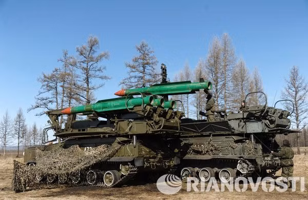 Nạp đạn tên lửa hệ thống Buk lên bệ phóng tự hành.