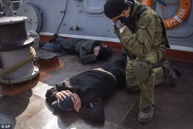 Lính Hải quân Ukraine nằm sấp trên boong tàu trong khi vụ đột kích diễn ra.
