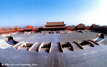 Nội đình (hậu cung): Hậu cung gồm cung Càn Thanh, điện Giao Thái, cung Khôn Ninh. Cung Càn Thanh là chính điện của hậu cung, là nơi xử lý chính vụ và tẩm cung của hoàng đế triều Minh. Theo " Kinh dịch" thì chữ " Càn nghĩa là Trời". Cung Càn Thanh sau khi được xây xong vào năm thứ 18 Minh Vĩnh Lạc, tức năm 1420 đã nhiều lần bị thiêu rụi. Cung hiện nay được xây lại vào thời Gia Khánh, triều Thanh.