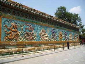 Cửa trước của các cung đều xây một bức tường lưu li, vừa tạo sự kín đáo cho nội cung, vừa tạo cảm giác thâm nghiêm huyền bí. Tiếc là thời Gia Khánh nhà Thanh, Tây lục cung đã bị chỉnh sửa lại quy mô nên đã phá hỏng mất sự đối xứng chặt chẽ vốn có.