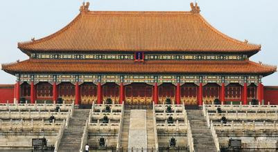 Tiền triều: Kiến trúc trung tâm của tiền triều gồm ba đại điện. Đầu tiên là điện Thái Hòa (trước gọi là Phụng Thiên). Đây là điện quan trọng nhất , diện tích xây dựng lớn nhất, đồng thời quy cách cũng cao nhất. Đây là nơi diễn ra các nghi lễ trang trọng.