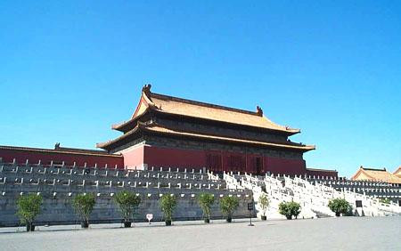 Phía sau điện Thái Hòa là điện Trung Hòa (trước gọi là Hoa Cái) là nơi Hoàng đế chuẩn bị và nghỉ ngơi trong các buổi lễ.