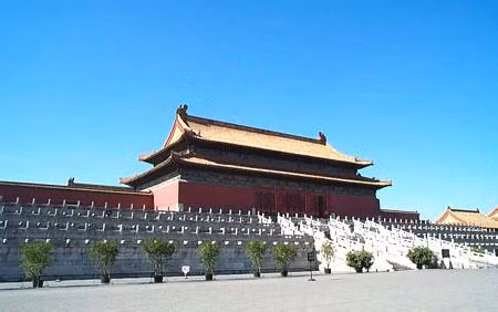 Phía sau điện Thái Hòa là điện Trung Hòa (trước gọi là Hoa Cái) là nơi Hoàng đế chuẩn bị và nghỉ ngơi trong các buổi lễ.