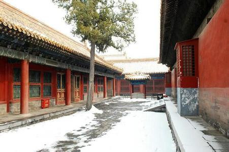 Diện tích một cung rộng khoảng 2.500m2, vuông vắn, xung quanh đều có tường cao. Bố trí theo kiến trúc tam hợp viện nhị cấp, trước là điện, sau là hậu tẩm, đông tây tương xứng, tường cao sân sâu, canh chừng cẩn mật. Ảnh: Trong hình là khoảng sân giữa tiền điện và hậu tẩm.