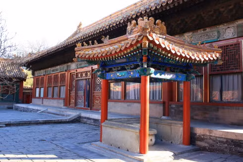 Trước hậu tẩm của các cung đều có giếng nước. Ở 6 cung phía tây nằm bên trái, 6 cung phía đông đều bên phải. Sự đối xứng nghiêm ngặt trong tổng thể kiến trúc tạo ra sự ngay ngắn, quy phạm, uy nghiêm và hoành tráng cho Đông, Tây lục cung. Ảnh: Trong hình là khu giếng trong sân trước hậu tẩm.