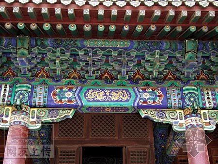 Dưới mái hiên và song cửa sổ được điểm tranh kim thái, vẽ long vẽ phượng, sống động như thật.