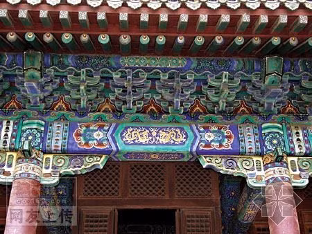 Dưới mái hiên và song cửa sổ được điểm tranh kim thái, vẽ long vẽ phượng, sống động như thật.