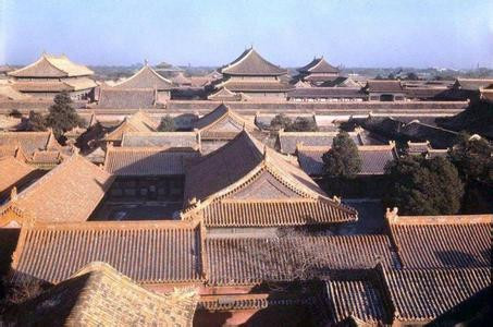 Các đường đi, các dãy hành lang chằng chịt ngang dọc nối liền với nhau ở hai hướng đông tây. Ngõ thì có cửa ngõ, phố có cửa phố, ngay ngắn rõ ràng tạo thành 12 khoảng sân độc lập.