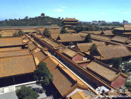 Hai bên trục chính theo chiều dọc bình hành là 6 cung gọi chung là Đông, Tây lục cung (tổng cộng 12 cung). Đây là nơi các hậu phi của hoàng đế sinh sống. Khi mới xây dựng được gọi là cung TrườngThọ, cung Trường Ninh, cung Vĩnh An, cung Vĩnh Ninh, cung Trường Dương và cung Hàm Dương. Năm thứ 14 Gia Tĩnh đổi thành cung Diên Kì, cung Cảnh Nhân, cung Vĩnh Hòa, cung Thừa Càn, cung Cảnh Dương và cung Trung Túy. Đông, Tây lục cung chiếm hơn 30 nghìn m2. Phân bố ngay ngắn và chặt chẽ, giữa khu của các cung hai hướng nam bắc đều có hai đường phố dài, tục xưng là Nhất Thành nhai và Nhị Thành nhai.