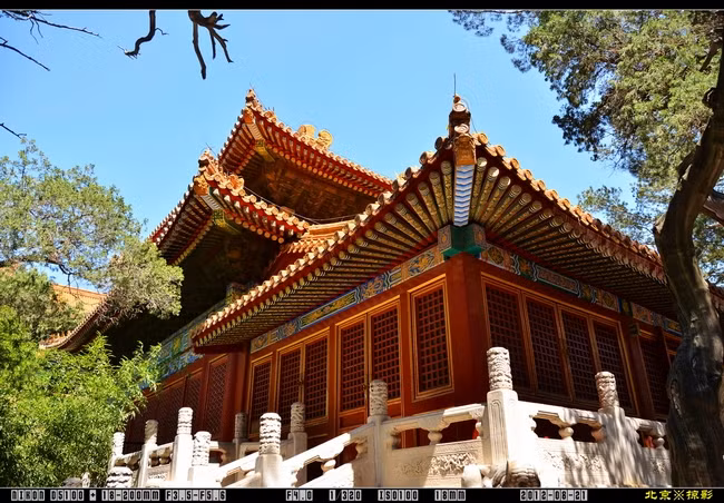 Về nghệ thuật tạo hình cũng vô cùng đặc sắc, sử dụng hình thức truyền thống mái cong đấu củng. Mái được trang trí bằng ngói lưu li màu vàng, nguy nga lộng lẫy.