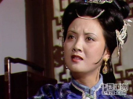 Đốt hương bái Phật: Long nhị tỷ có mang nên cơ thể ốm yếu, bị lang băm kê nhầm thuốc sảy mất nam thai thì bệnh tình càng thêm nặng. Đây vốn là kết cục Phượng ớt ngày đêm mong đợi nhưng cô ta giả bộ lo lắng hơn Giả Liễn, đốt hương khấn Phật cầu cho “Chị e Long muội của con sớm phục hồi sức khỏe và lại có tin vui”, bản thân mình “tình nguyện có bệnh” thay.