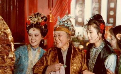 Mua danh trục lợi: Về đến Vinh phủ, Phượng ớt đưa Long nhị tỷ đến diện kiến Giả Mẫu. Trước mặt Giả Mẫu, người đàn bà sắc sảo đã khẩn thiết cầu xin cho phu quân lập Long nhị tỷ làm thiếp. Giả Mẫu thấy vậy liên miệng khen Phượng ớt là "Hiền lương”. Mục đích Phượng ớt muốn Giả Mẫu hiểu Long nhị tỷ không phải là người hiền lành, tử tế, để cô ta sẽ không được Giả Mẫu - người có quyền lực cao nhất trong Giả phủ yêu quý, tín nhiệm.