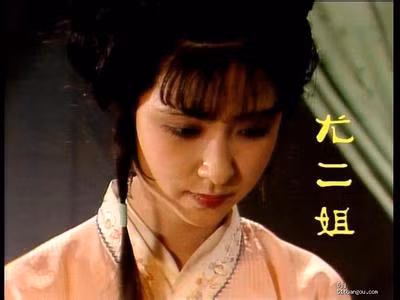 Giả bệnh, tung tin nhảm: Cô ta một mặt tung tin Long nhị tỷ là “con đàn bà bẩn thỉu”, một mặt cho gia nhân trong phủ đi rêu rao như thế để tìm cách cô lập nàng. Phượng ớt còn giả bệnh không đếm xỉa đến nàng. Bình Nhi chướng mắt khi thấy bọn A hoàn đối xử với mợ Hai như vậy bèn đem thức ăn của mình cho, không ngờ bị Phượng ớt phát hiện mắng chửi thậm tệ. Cuối cùng, Long nhị tỷ đã bị rơi vào tình cảnh thân cô thế cô.