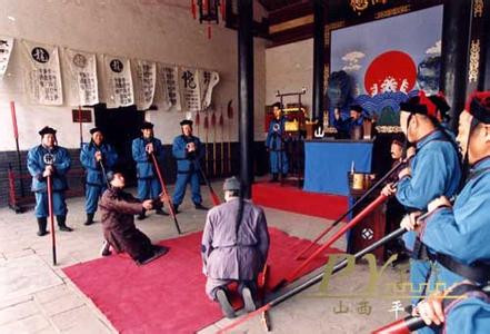 Thao túng kiện cáo: Phượng ớt coi trời bằng vung, vừa xúi giục Trương Hoa - hôn phu của Long nhị tỷ đến quan phủ tố cáo Giả Liễn nhằm làm to chuyện, một mặt lại cho người mang 300 lạng bạc đến đút lót quan phủ, xử Trương Hoa tội “Bịa đặt nhảm nhí, vu oan người tốt” đuổi ra khỏi quan phủ.