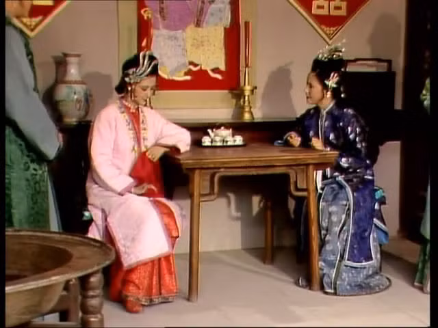 Lừa đón vào phủ: Nhân lúc Giả Liễn không ở trong phủ, Phượng ớt đích thân ra mặt đến gặp Long nhị tỷ. Phượng ớt đã dùng những lời “thành thật” thậm chí cả tiếng khóc thút thít để lừa Long cô nhị tỷ tin rằng mình là “người tốt”, là “tri kỉ".