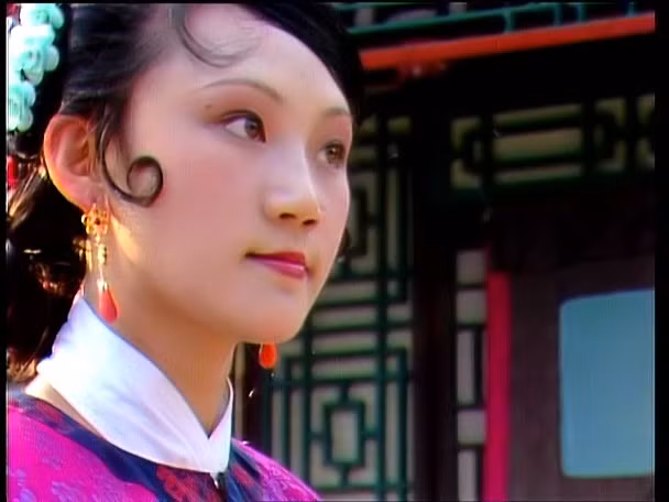 Mượn đao giết người: Giả Liễn lại lập Thu Đồng làm thiếp càng khiến Phượng ớt điên đảo. Tuy trong lòng rất hận Thu Đồng, nhưng Phượng ớt suốt ngày xúi giục Thu Đồng ngày ngày mắng chửi Long nhị tỷ thậm tệ còn mình thì “Tọa sơn quan hổ đấu”. Mục đích chỉ cần đợi Thu Đồng diệt được Long nhị tỷ sẽ lại hại Thu Đồng.