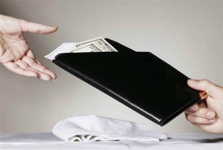 Nhiều khi đi mua bán, có lúc tiền thừa quá ít nên hay có thói quen không lấy lại. Có thể giá trị về mặt trao đổi không đáng là bao, nhưng về phong thủy thì rất quan trọng. Dù là tiền lẻ nhưng nó là của mình. Nếu tiền của mình mà không thu về nghĩa là bạn đang để tài vận về tay người khác.