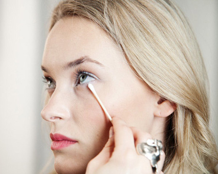 9. Những người mắt nhiều lòng trắng thì cuộc sống thường nảy sinh rất nhiều vấn đề ngoài ý muốn. Phải luôn cố gắng mới có thể duy trì được sự xuôn xẻ trong hôn nhân. (Thông tin trong bài chỉ mang tính tham khảo).