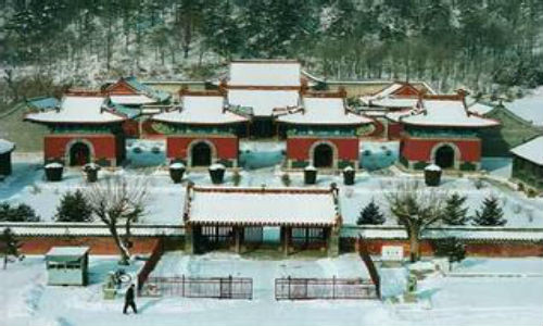 Ở Thẩm Dương có 3 khu lăng tẩm thu hút sự chú ý của mọi người, đó là Phúc lăng của Thái tổ triều Thanh Nỗ Nhĩ Cáp Xích, Chiêu lăng của Thái Tông Hoàng Thái Cực triều Thanh và Vĩnh lăng của tứ tổ Hòa Triệu, Hưng, Cảnh, Hiển triều Thanh và được gọi chung là “Quan ngoại tam lăng”.