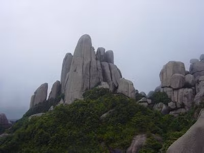 Một hôm, ông đến một vùng sơn cước, leo lên đỉnh và quan sát thấy có một con trường xà và một con trĩ đang giao đấu. Khi phát hiện có người con trĩ xòe cánh bay thẳng lên chín tầng mây, trường xà biến thành cây cột chọc thẳng lên trời, Hoàng Thái Cực thấy rất hiếu kì bèn hỏi đám đại thần đi cùng: "Đây rốt cục là nơi nào, mà lại xuất hiện cảnh tượng kì diệu như vậy.” Đại thần đáp: “Tâu bệ hạ, triều Minh gọi đây là núi Đông Mưu, bách tính gọi là Núi Thạch Chủy. Tiên đế đã từng giao chiến với quân nhà Minh tại đây, giờ đây là núi Thiên Trụ ạ”.