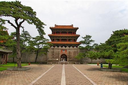 Trong “Thịnh kinh thông chí” chép rằng “Phúc lăng lưng tựa vào Hưng Long lĩnh núi Sơn, trước gần sông Hồn (sông Hồn cổ xưa gọi là Thẩm Thủy, sơn nam thủy bắc là dương. Ý nghĩa của Thẩm Dương tức là ở phía bắc của Thẩm Thủy). Theo đại sư Kham Dư thời cổ đại thì khi lựa chọn đất xây lăng mộ, “phong thủy” cần phải có những tiêu chuẩn như tiền hữu chiểu (sông), hậu hữu kháo (núi), do vậy Phúc lăng chính là mảnh “phong thủy bảo địa” cực tốt để mai táng.