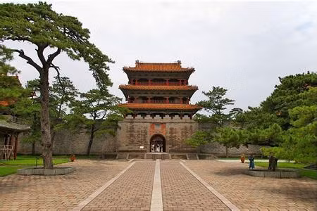 Trong “Thịnh kinh thông chí” chép rằng “Phúc lăng lưng tựa vào Hưng Long lĩnh núi Sơn, trước gần sông Hồn (sông Hồn cổ xưa gọi là Thẩm Thủy, sơn nam thủy bắc là dương. Ý nghĩa của Thẩm Dương tức là ở phía bắc của Thẩm Thủy). Theo đại sư Kham Dư thời cổ đại thì khi lựa chọn đất xây lăng mộ, “phong thủy” cần phải có những tiêu chuẩn như tiền hữu chiểu (sông), hậu hữu kháo (núi), do vậy Phúc lăng chính là mảnh “phong thủy bảo địa” cực tốt để mai táng.