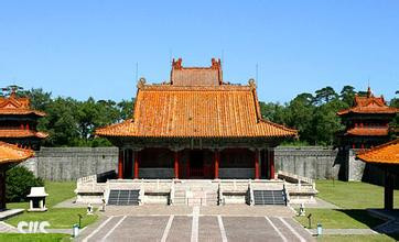 Dân gian lưu truyền rằng, người Mãn có thể vào Trung Nguyên, tộc người Ái Tân Giác La có thể nắm thiên hạ, đều có mối quan hệ mật thiết với phong thủy của khu Mộ tổ - Vĩnh lăng. Vĩnh lăng được mệnh danh là “Quan ngoại đệ nhất lăng”, là tổ lăng của Hoàng đế Đại Thanh Ái Tân Giác La Thị Tộc, cũng là lăng tẩm có liên quan nhiều đến truyền thuyết long mạch nhất.