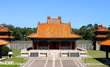 Dân gian lưu truyền rằng, người Mãn có thể vào Trung Nguyên, tộc người Ái Tân Giác La có thể nắm thiên hạ, đều có mối quan hệ mật thiết với phong thủy của khu Mộ tổ - Vĩnh lăng. Vĩnh lăng được mệnh danh là “Quan ngoại đệ nhất lăng”, là tổ lăng của Hoàng đế Đại Thanh Ái Tân Giác La Thị Tộc, cũng là lăng tẩm có liên quan nhiều đến truyền thuyết long mạch nhất.